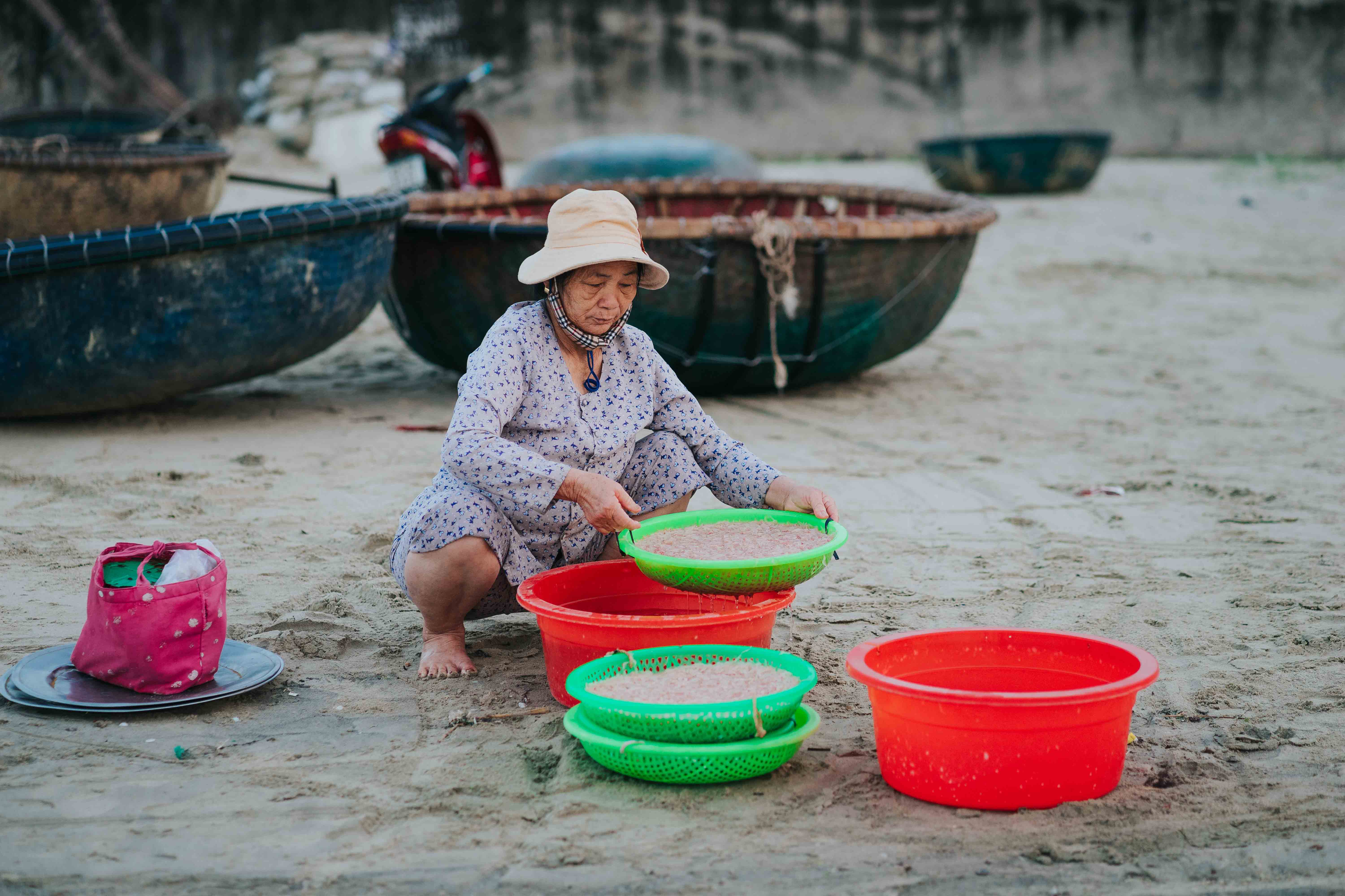 Theo các ngư dân, sản lượng ruốc năm nay giảm 20-30% so với năm ngoái. Trung bình mỗi ngày một thuyền có thể xúc được từ 3 tạ đến 1 tấn.